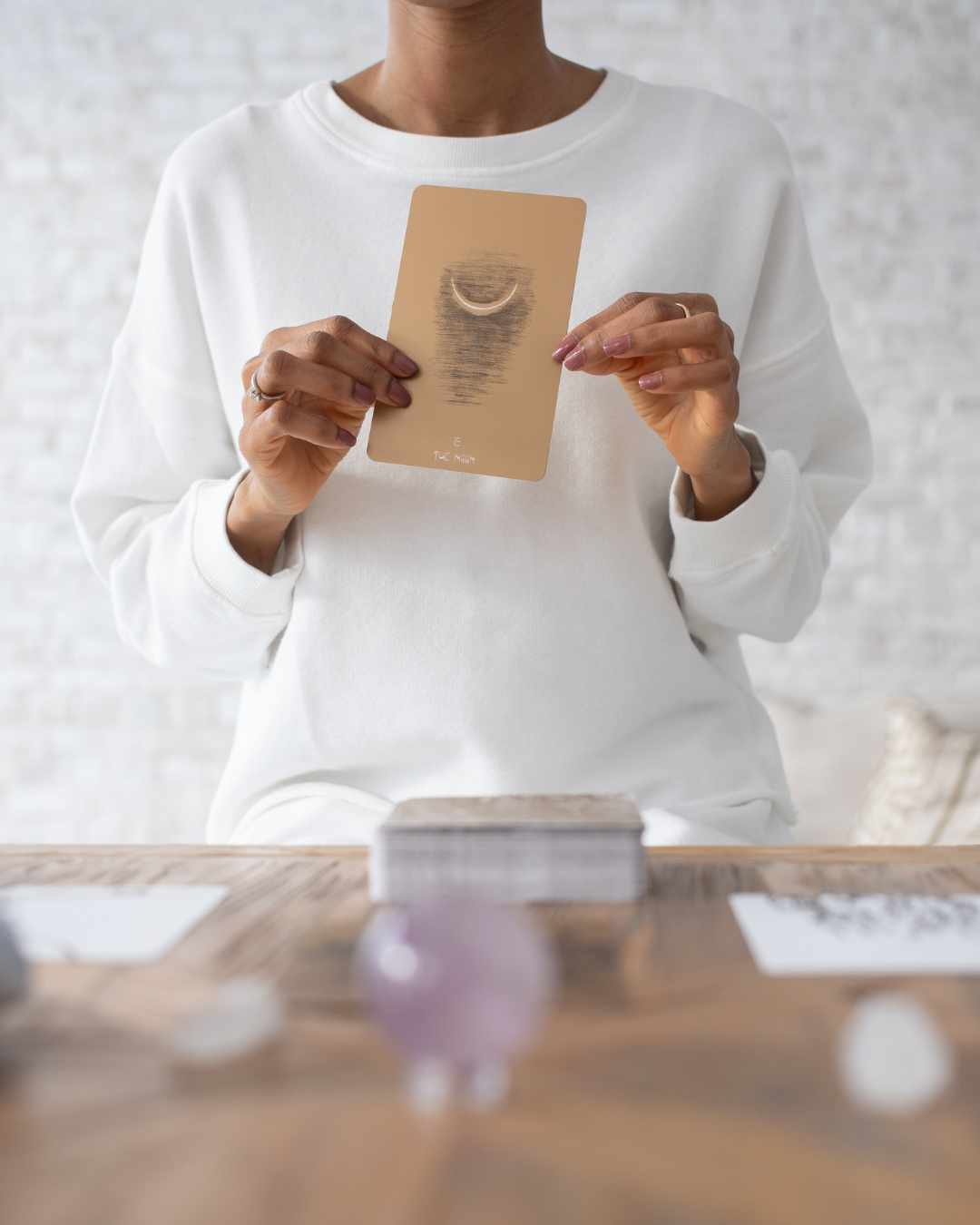 Mujer sosteniendo una carta de tarot
