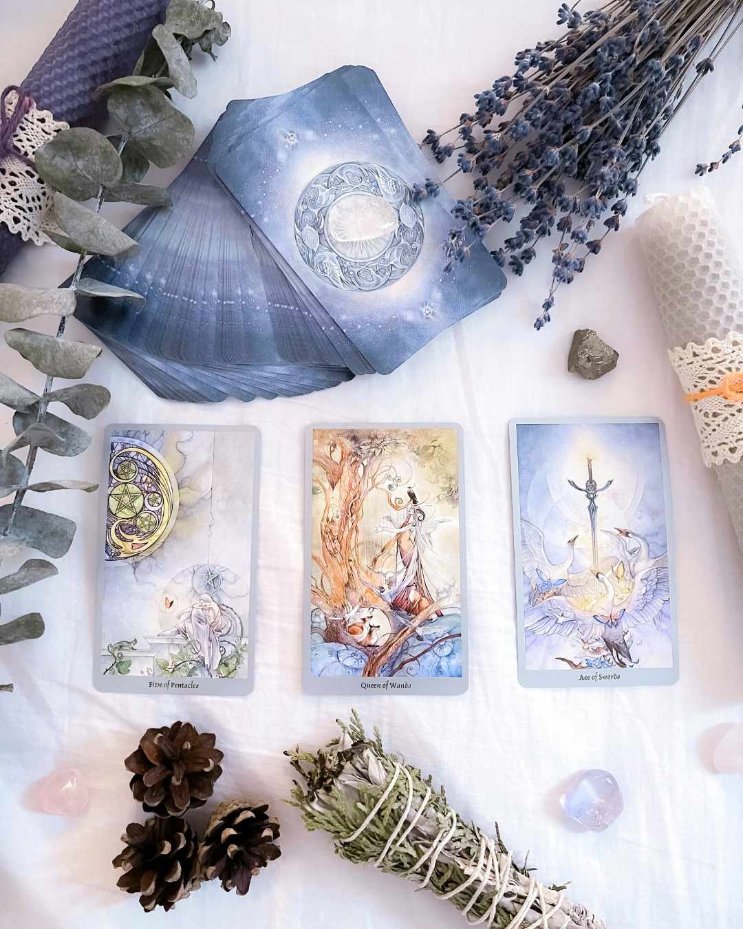 Mujer sosteniendo una carta de tarot